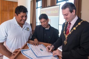 Mayor Cllr Martin Reilly with Alex Flores from El Salvador and Alfredo Ortega from Belize. Photo: Martin McKeown.